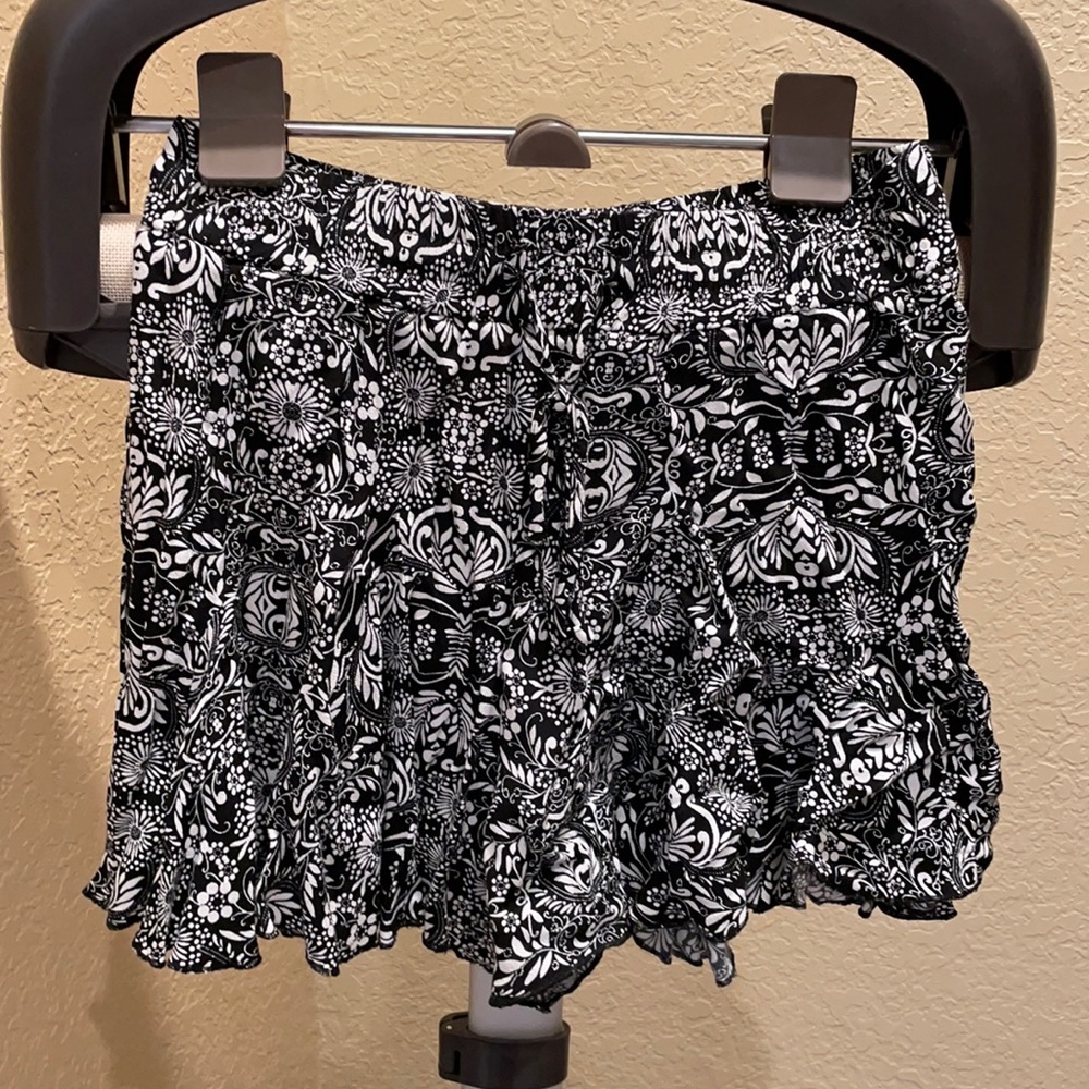 Zara black and white flower print skorts